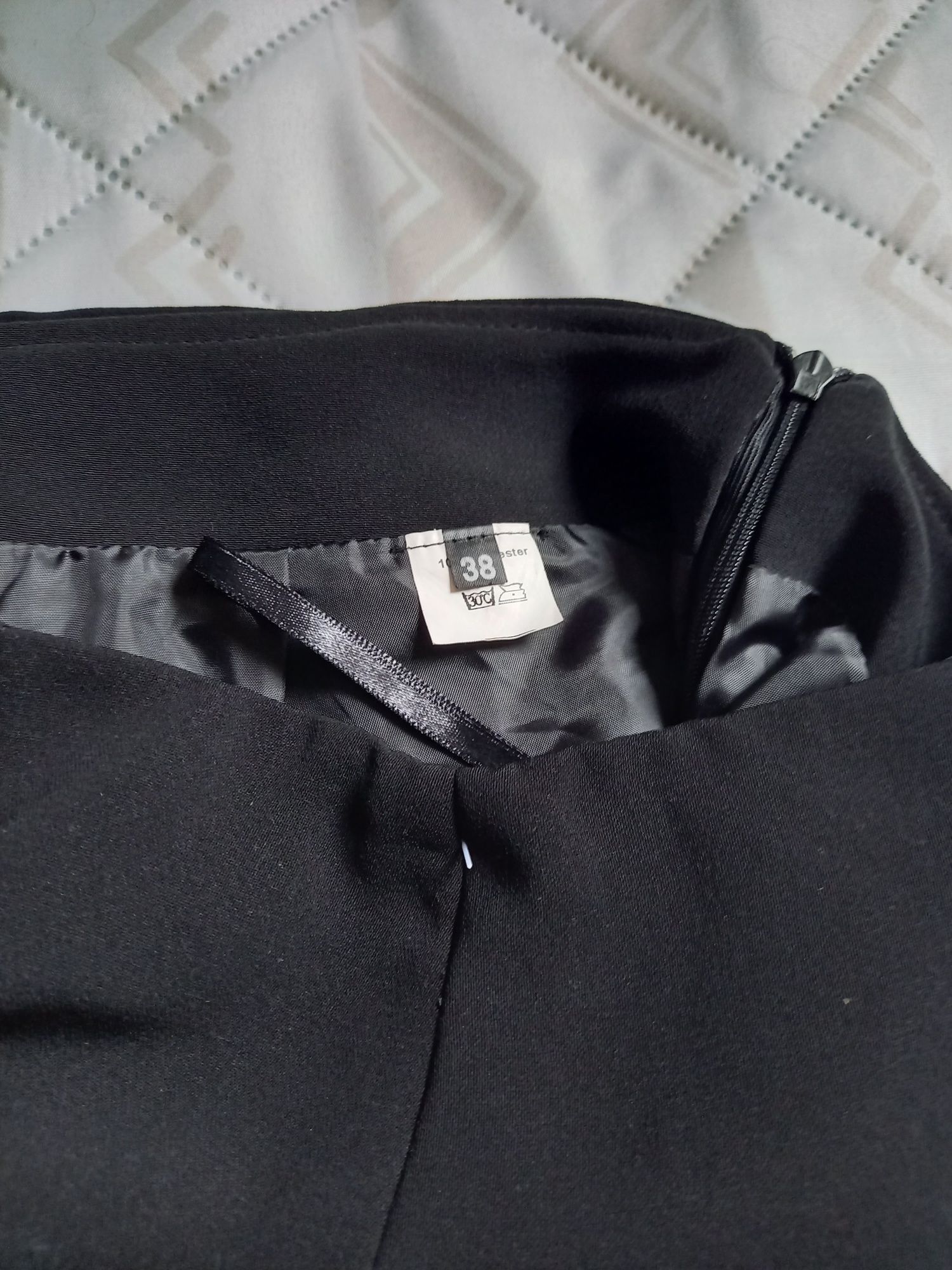 Elegancka na podszewce czarna spódnica ołówkowa na rozmiar M/38.