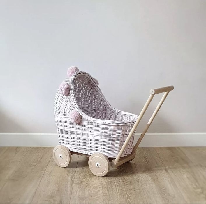 Wózek dla lalek niski wiklinowy różowy +pompony