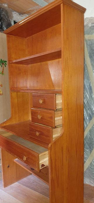 Mobilia de quarto em pinho