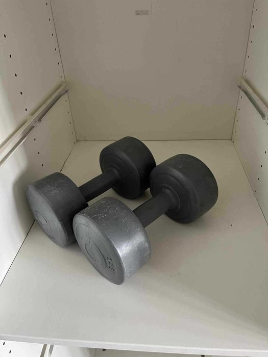 dwa hantelki, łącznie 10 kg