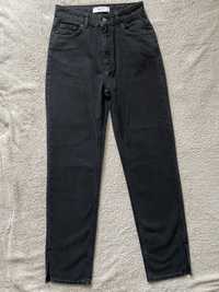 Czarne jeansy z rozcięciami