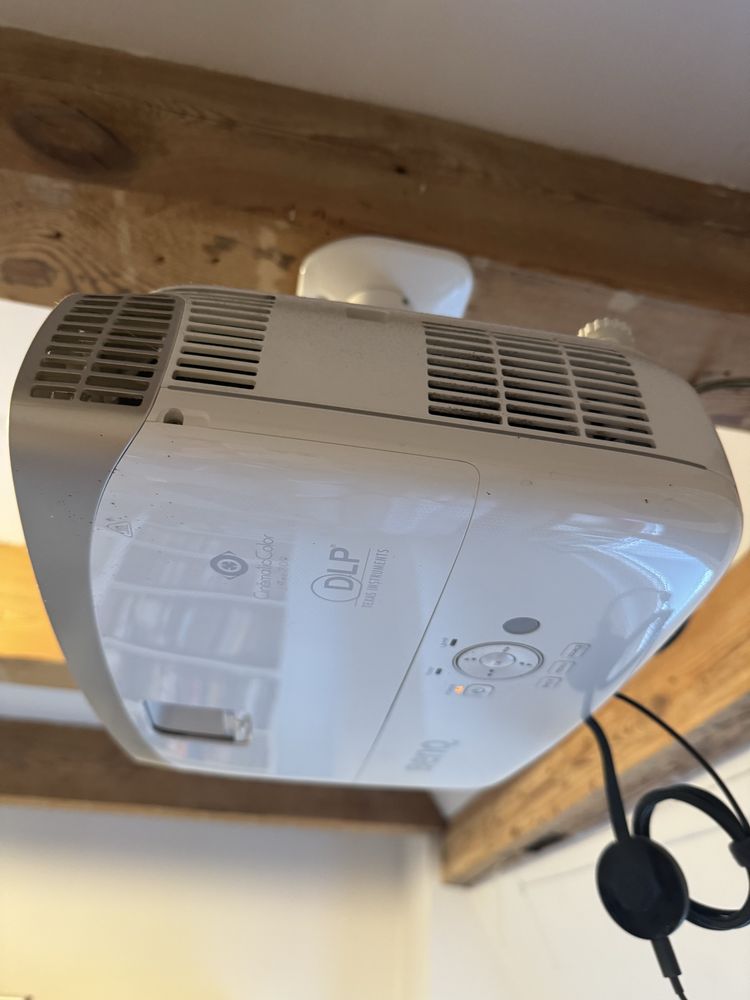 Projektor BenQ W2000 – kino domowe w najlepszym wydaniu + gratisy
