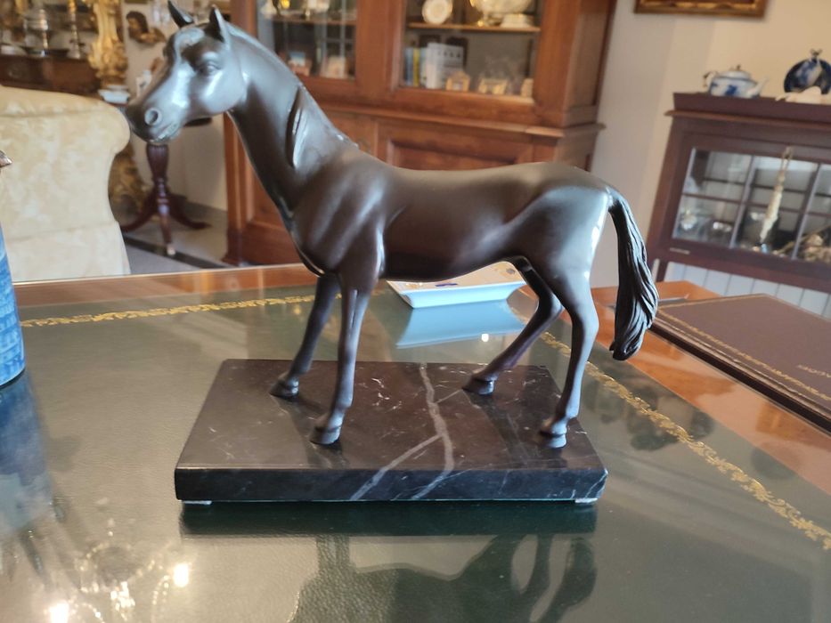 Cavalo peça decorativa com base em marmore