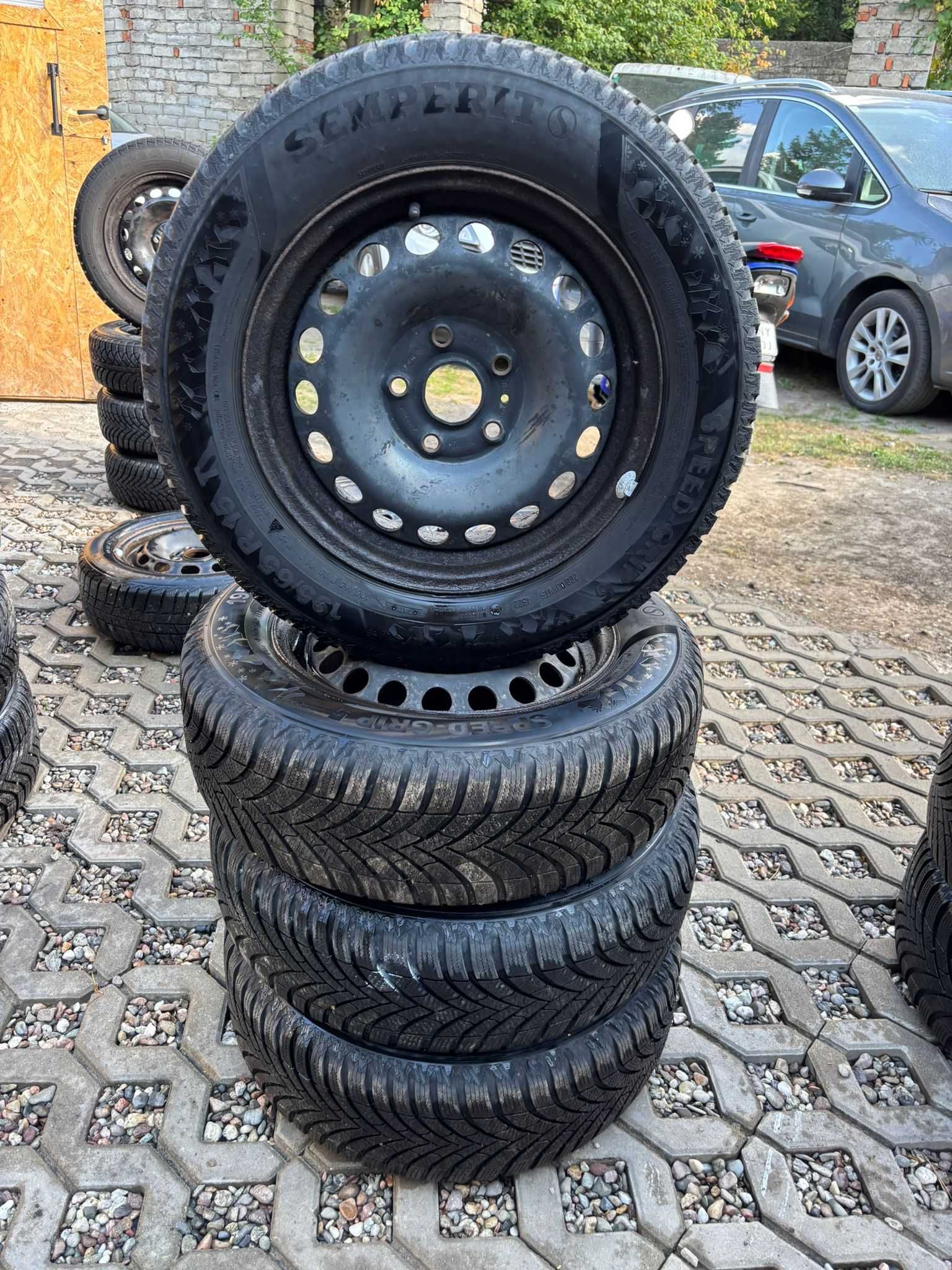 Komplet zimówek Semperit 195/65 R15 na felgach stalowych 5*112