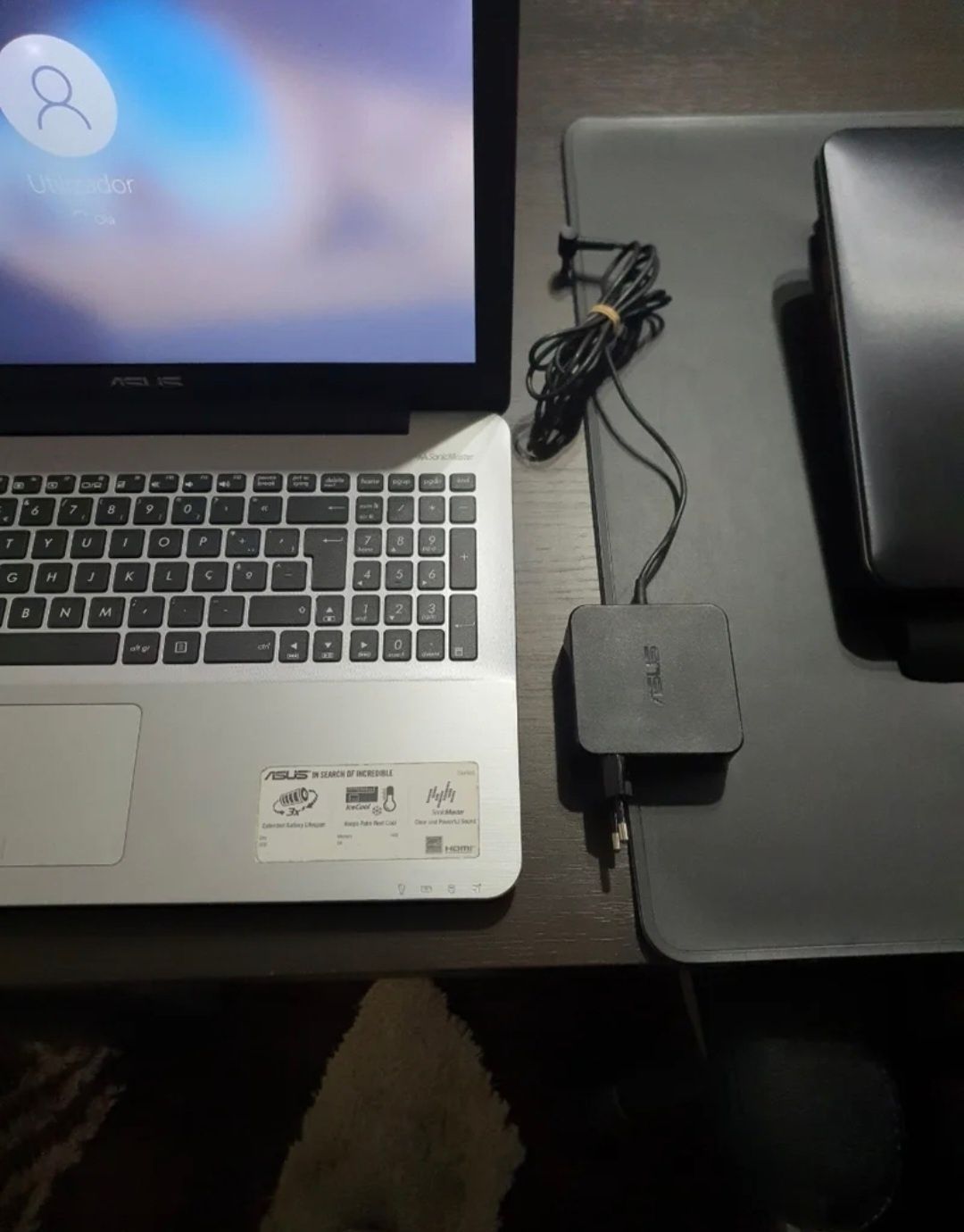 Portátil Asus X555