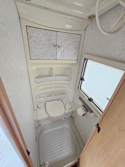 Przyczepa kempingowa Hobby De Luxe 440 z 2000r z przedsionkiem ZAREJES