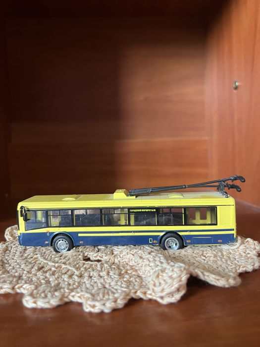 Іграшкова модель тролейбус