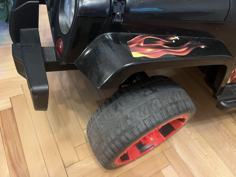 Джип дитячий з музикою і на пульті, ідеальний стан, гаражне утримання)