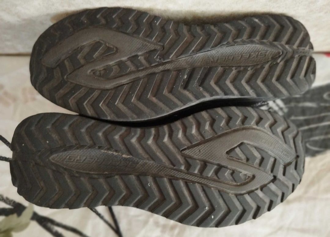 Кросівки фірми sketchers