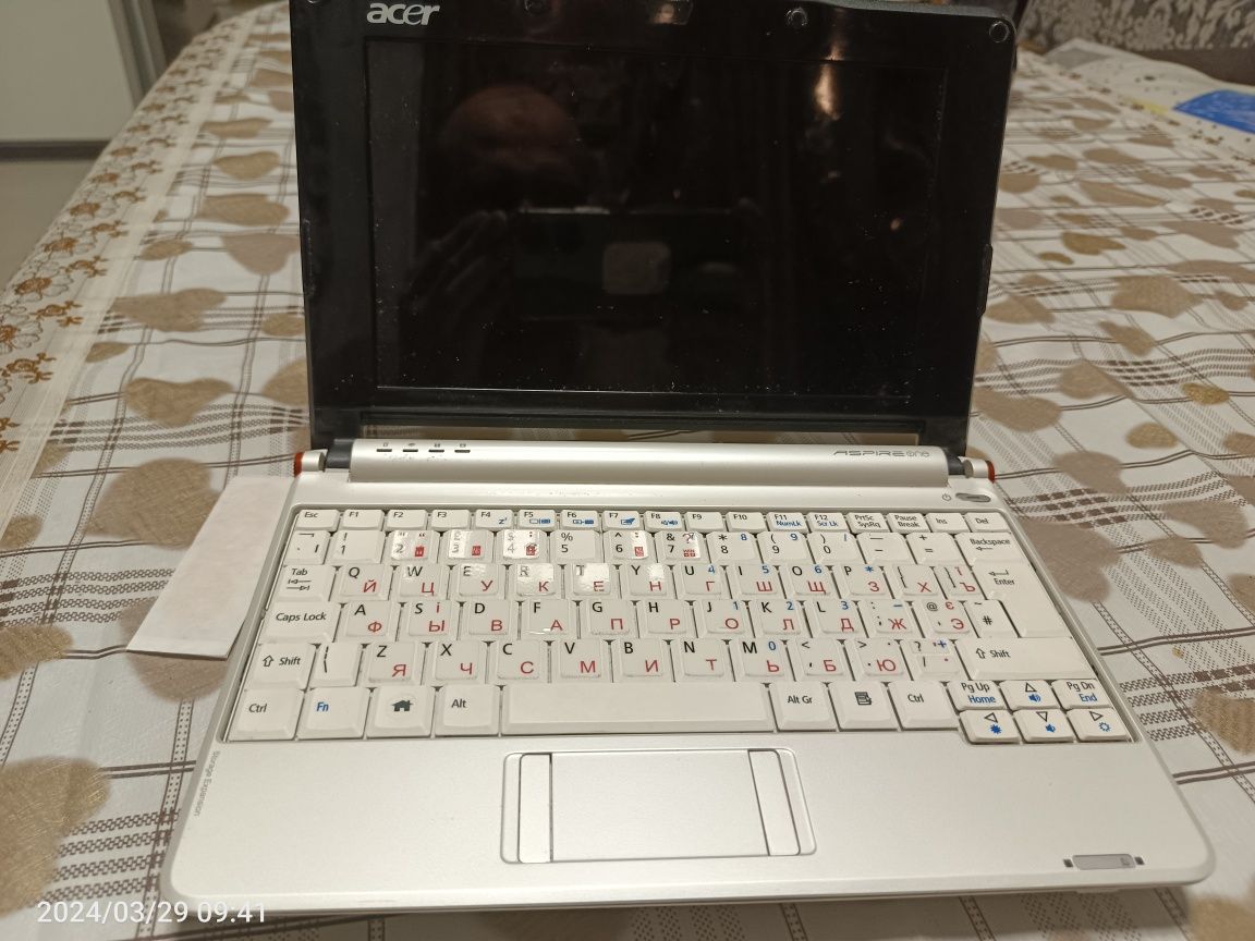 Продам Нетбук Acer aspire one .