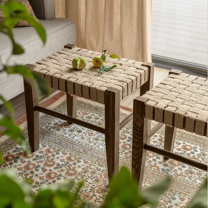 Drewniana taboret z plecionką jutową w stylu rustykalnym, farmhouse