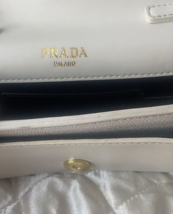 PRADA biala kopertowka na łańcuszku