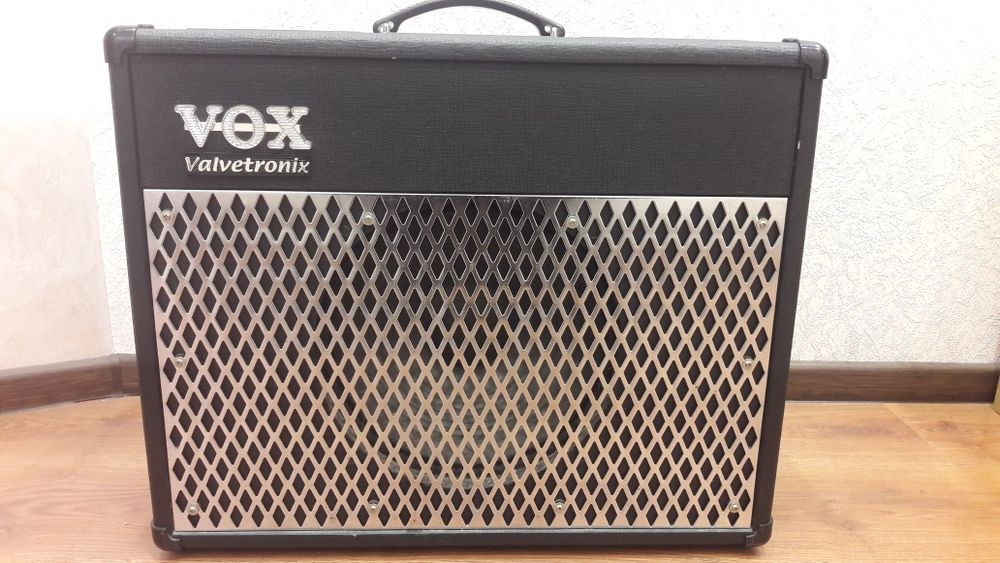 Комбоусилитель VOX VT 50  ламповый + педаль