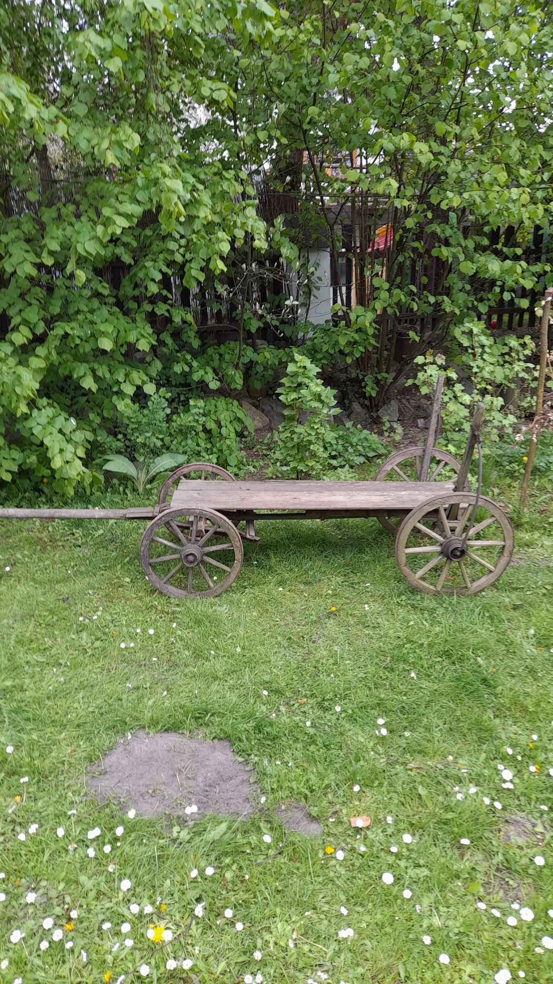 Wóz wózek drewniany stary zabytkowy.