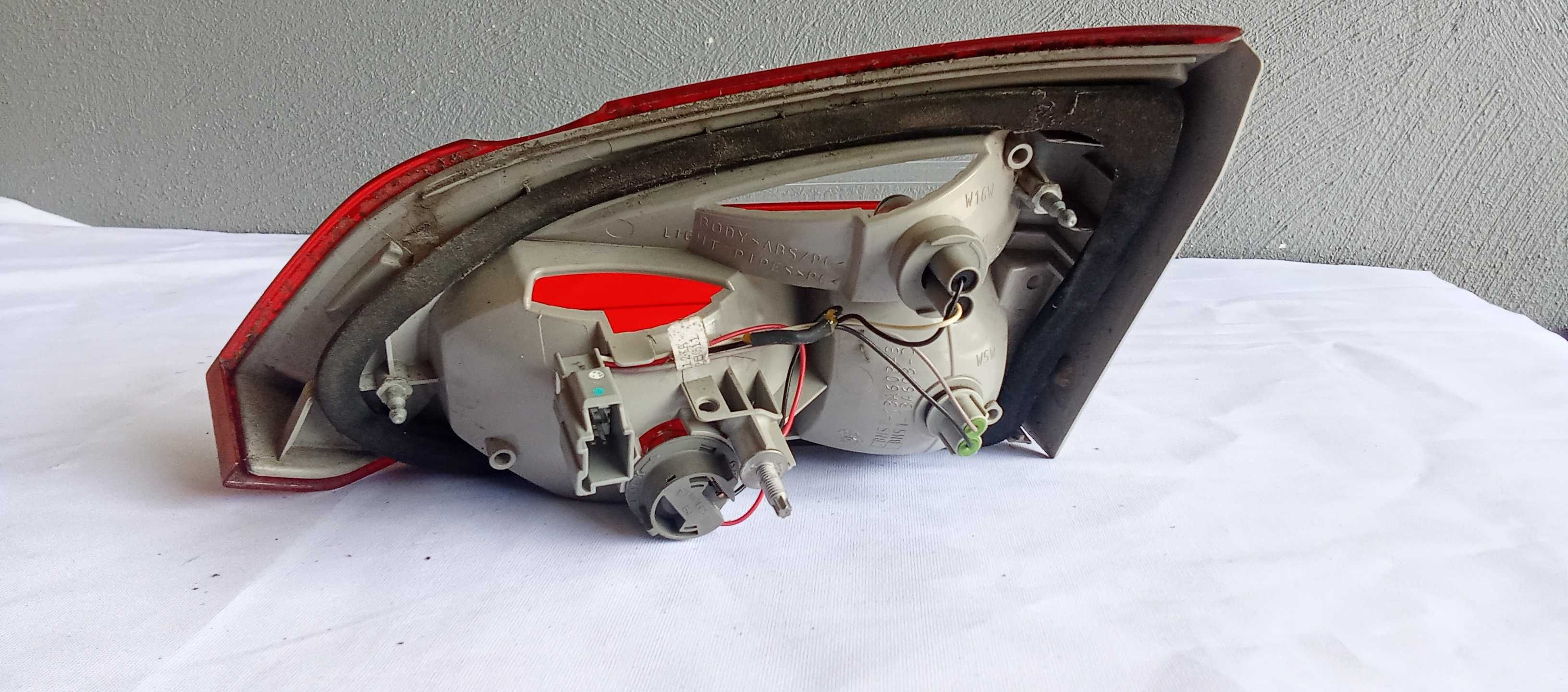 Lampa tył tylnia lewa Ford Focus MK3 kombi w klapę lampa tył