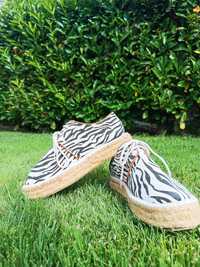 Sapatilhas de pano com padrão zebra