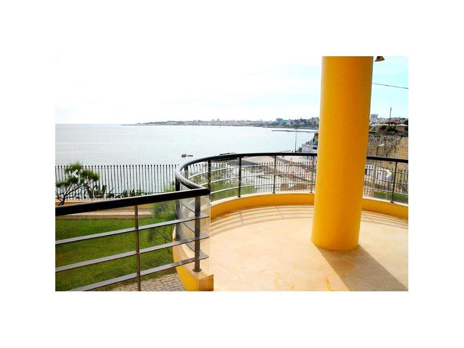 Apartamento T4 para arrendamento com vista mar em São João do Estoril