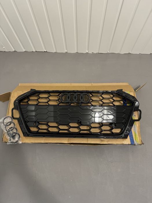 Решітка радіатора Audi A4 B9 2020-2024 стиль RS4 чорний глянець