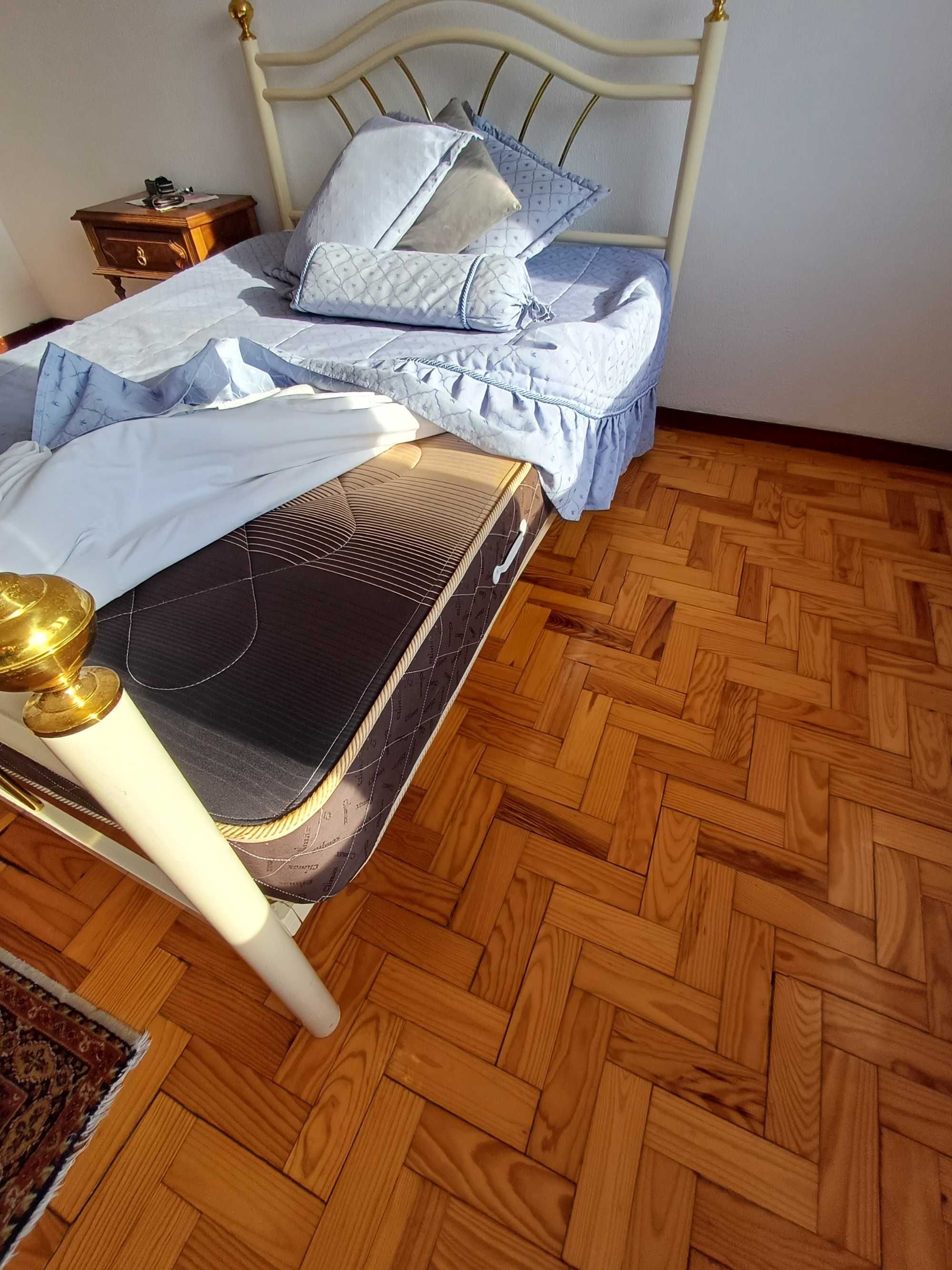 Cama casal com colchão – Estrutura metálica dourada e bege