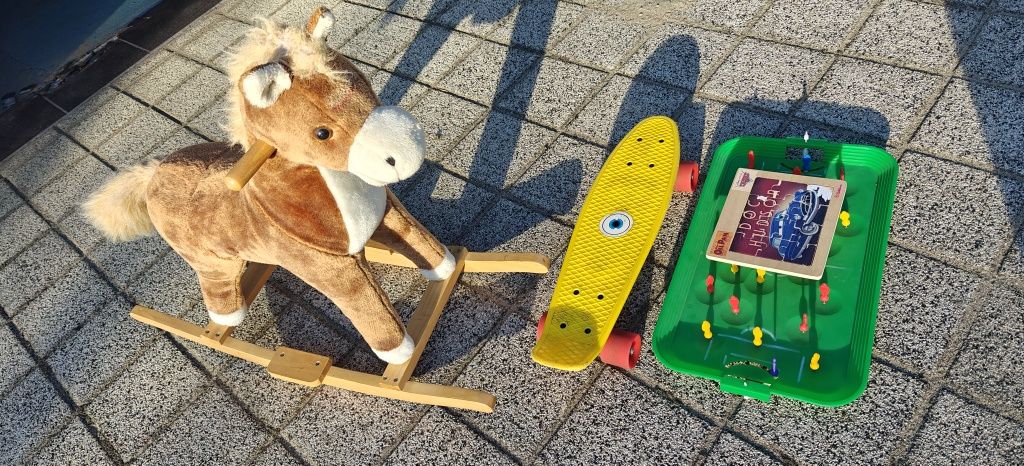 KONIK NA BIEGUNACH + piłkarzyki+ deskorolka+ puzzle drewniane AUTA !