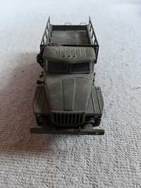 Model Ural-4320 skala 1:35