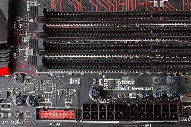 Dysk SSD/SATA, pamięci DDR 4 i 3, płyty główne, procesory i podzespoły