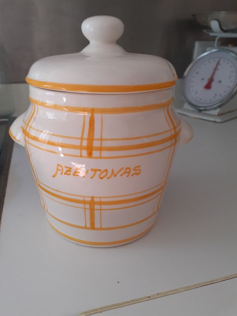 Pote em ceramica  grossa, para guardar azeitonas.