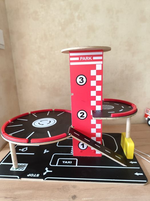 Дерев'яний гараж, паркінг Hape з ліфтом(є нюанси)