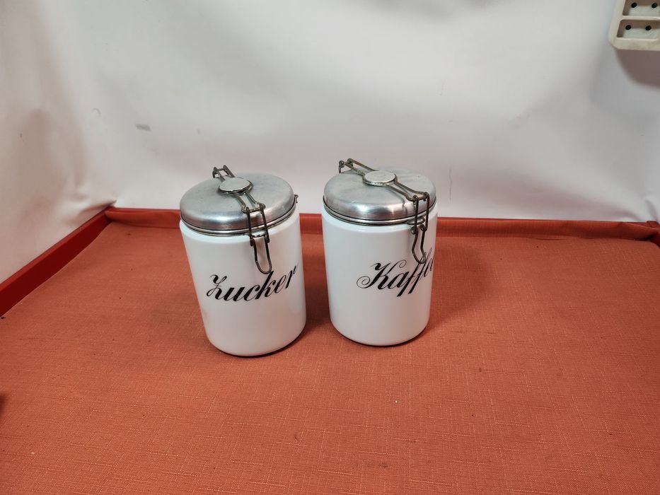 Dwa stare przedwojenne pojemniki na kawę i cukier