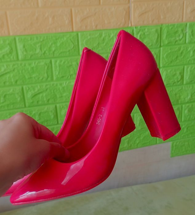 Туфлі жіночі  37 розмір лаковані червоного кольору