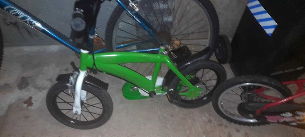 Duas bicicletas de crianças a precisar de alguns arranjos