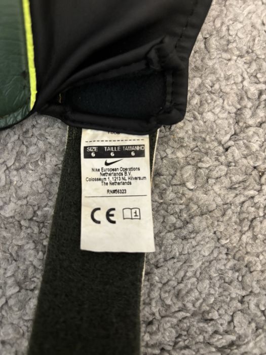 rekawice bramkarskie nike w kolorze ciemno zielonym