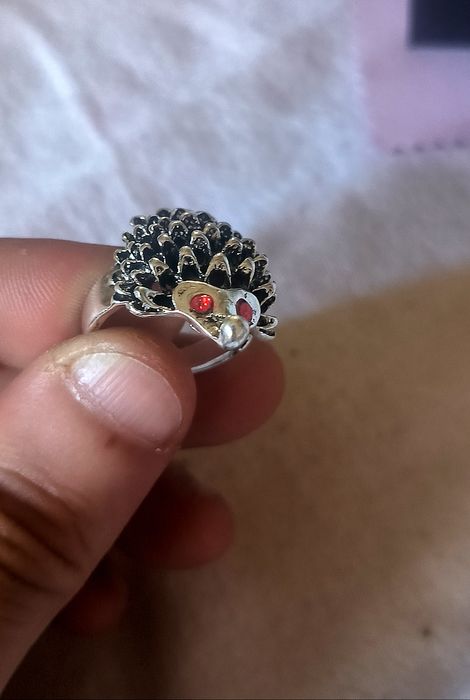 Anel Prateado Porco Espinho 2 Pedras Vermelhas