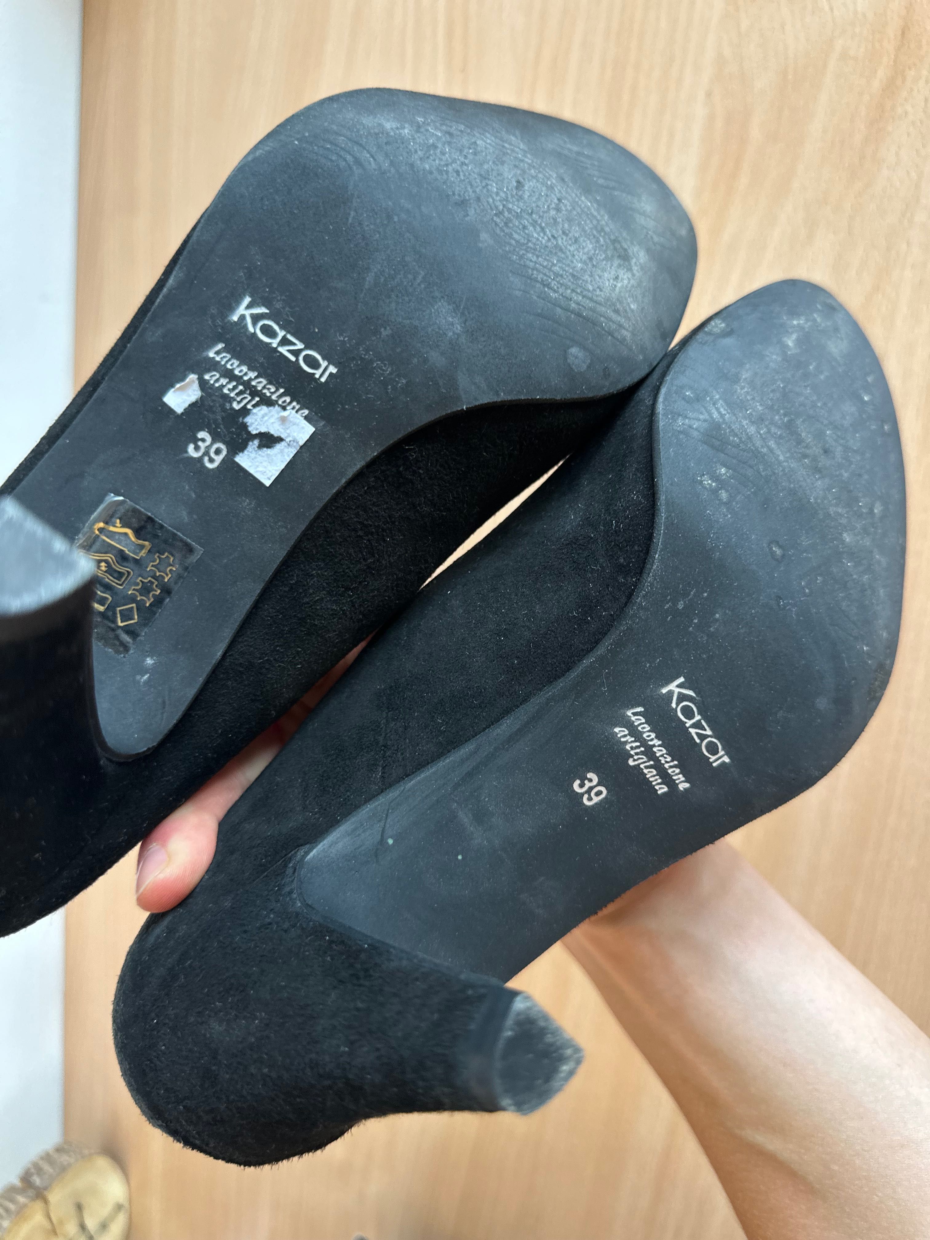 Czarne zamszowe buty na obcasie marki Kazar