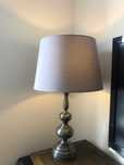 Lampa stołowa w szarościach