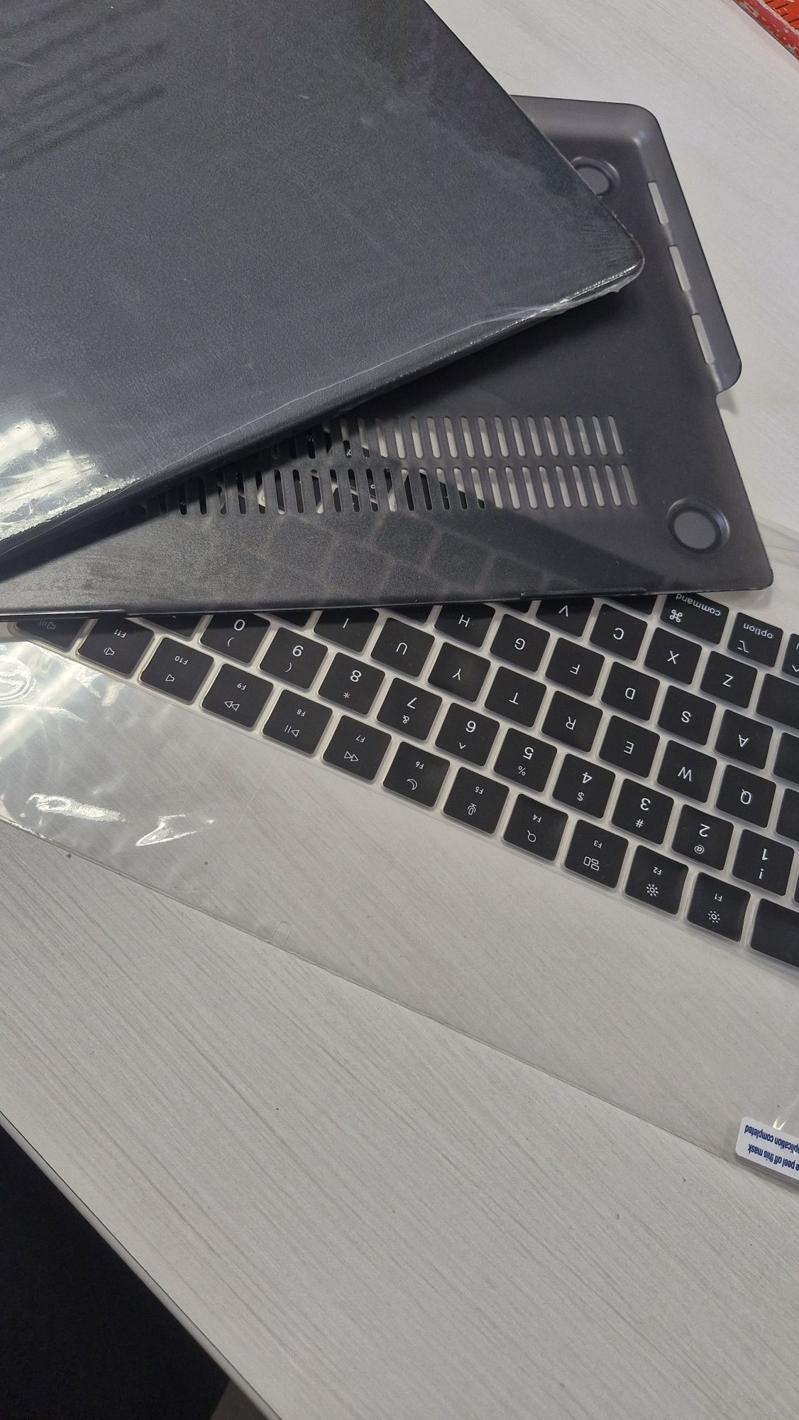 Комплект аксесуарів для MacBook – кейс + силіконова накладка на клавіа