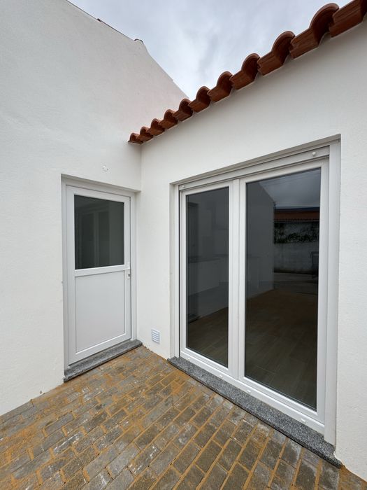 Moradia com expaço exterior ensolarado