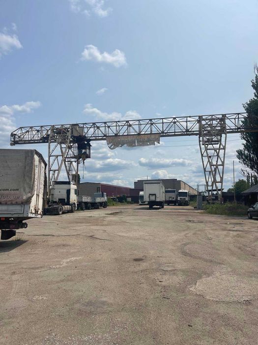 Сдам в аренду підкранову площу 2000 м. кв . офіс 20 м. кв.