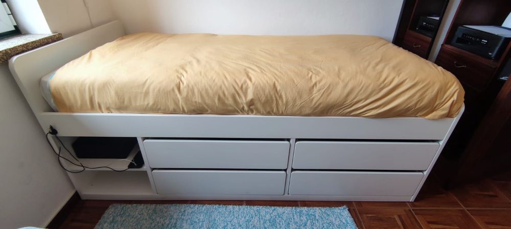 Cama branca c/ colchão incluído