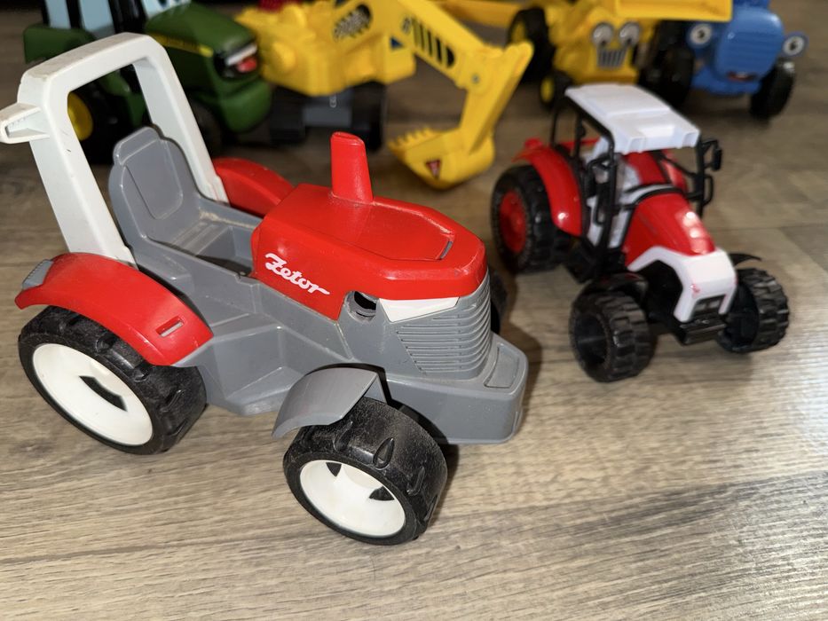 Набір з тракторів