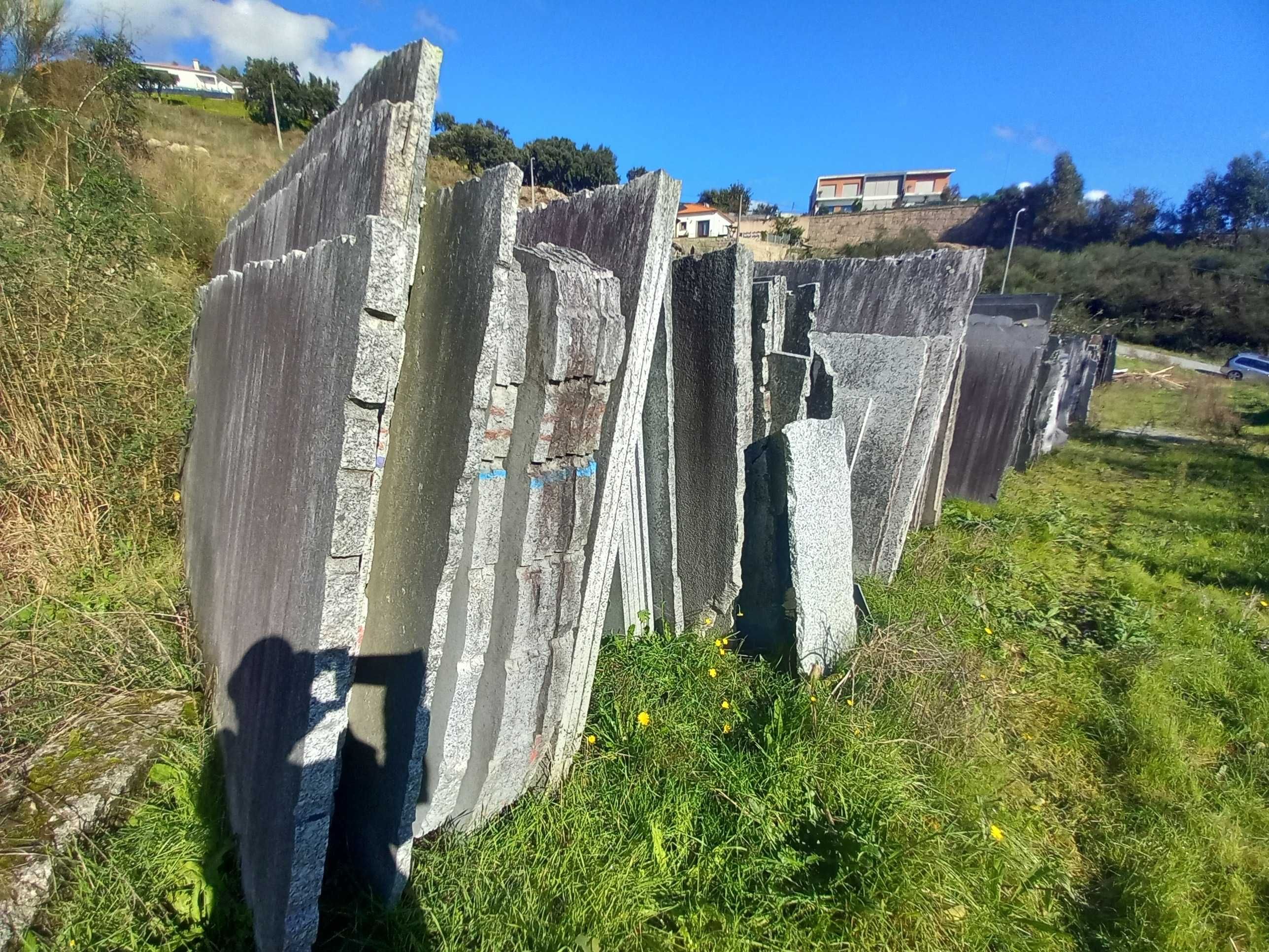 VENDE-SE Pedra serrada com e sem acabamento