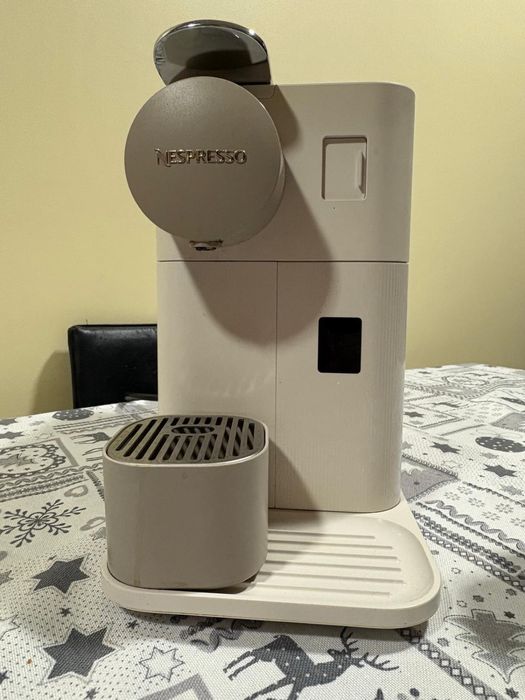 Maquina nespresso lattissima one