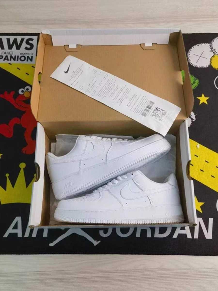 Białe buty Nike w rozmiarze 36, dostarczane w pudełku