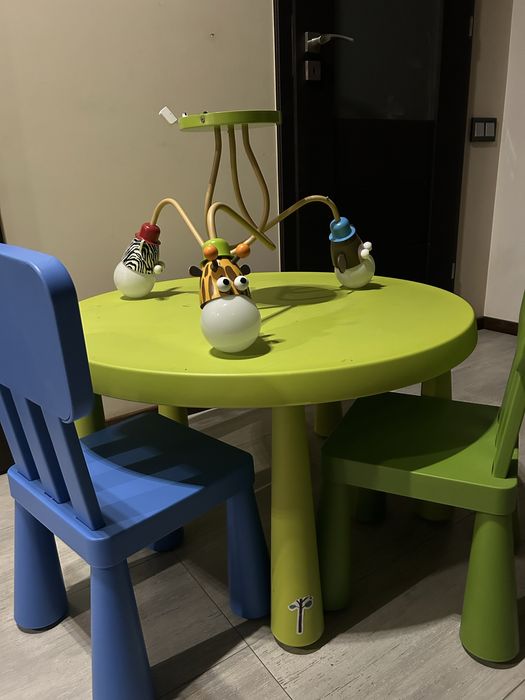 Zestaw do pokoju dziecięcego stolik Ikea, krzesełka i żyrandol