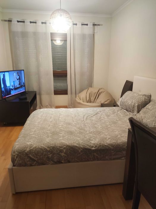 Vendo cama com estrado e colchão, como novos