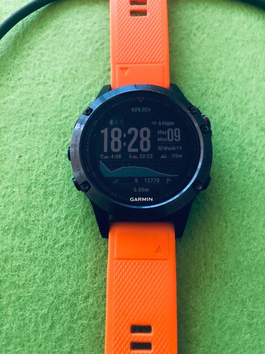 Zegarem multisportowy Garmin Fenix 5