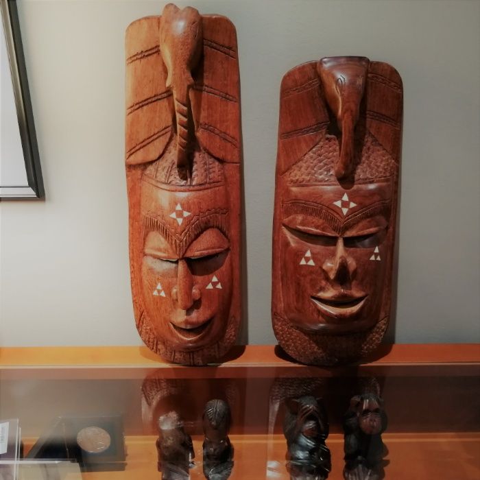 Arte tribal africana - Duas máscaras esculpidas à mão