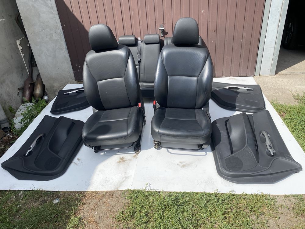 Fotele skorzane i boczki Toyota Auris I e15