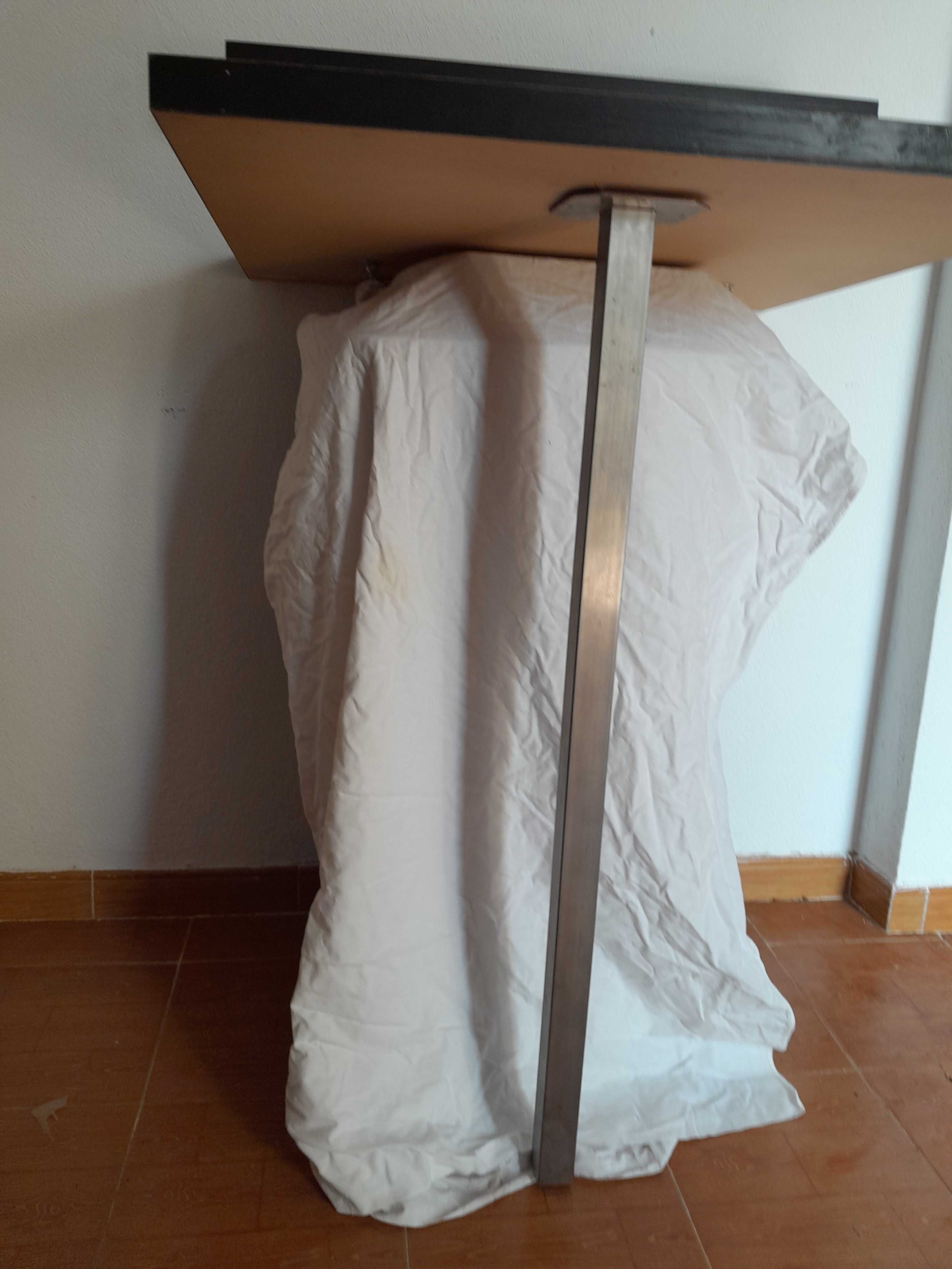 mesa de parede  em bom estado cor wangue