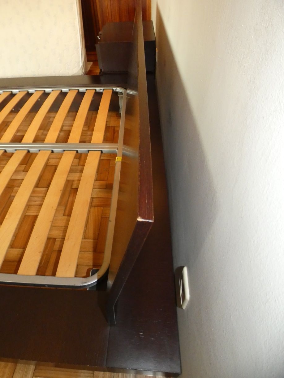 Cama casal mais 2 mesinhas de cabeceira em carvalho escuro